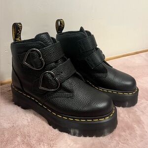 NWOT Dr. Marten’s Devon Heart Platform Boots